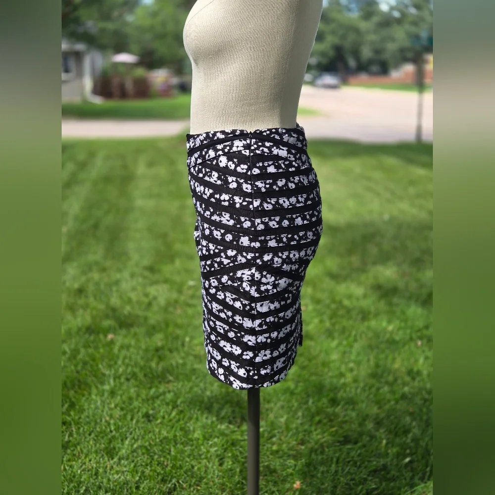 White House Black Market Black and White Patterned Pencil Skirt - Picture 5 of 7